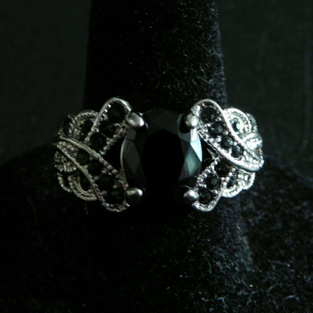 1.98 ct. Oval Black Spinel Ring Size 7 ( US )